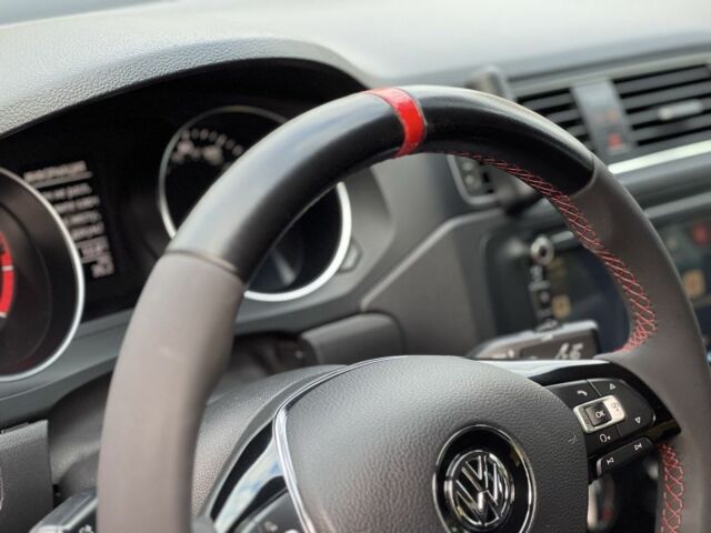 Красный Фольксваген Джетта, объемом двигателя 1.8 л и пробегом 179 тыс. км за 11000 $, фото 7 на Automoto.ua