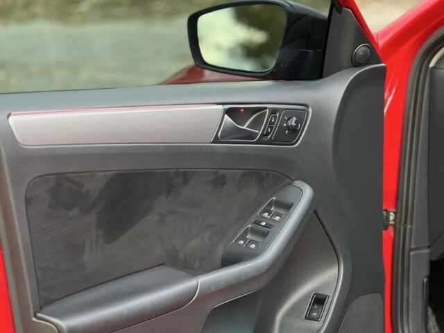 Красный Фольксваген Джетта, объемом двигателя 1.8 л и пробегом 179 тыс. км за 11000 $, фото 4 на Automoto.ua