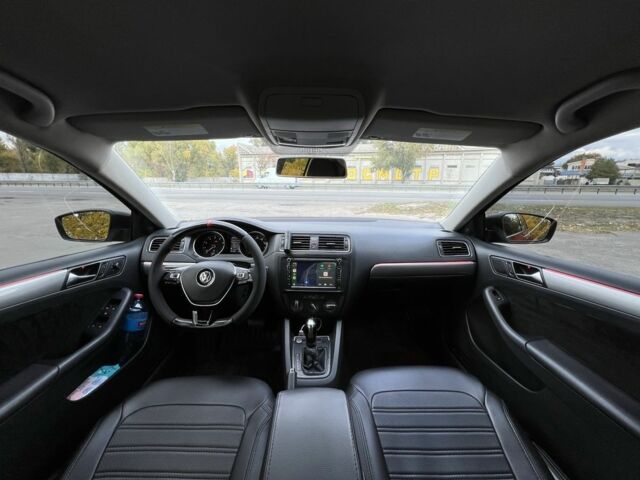 Красный Фольксваген Джетта, объемом двигателя 1.8 л и пробегом 179 тыс. км за 11000 $, фото 6 на Automoto.ua