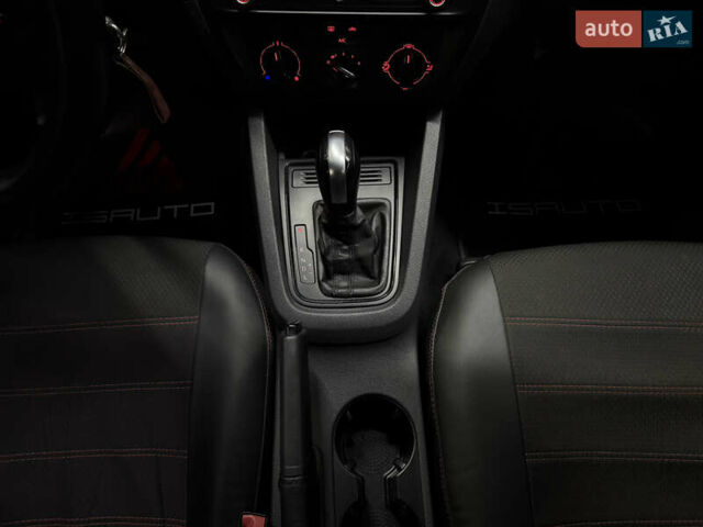 Червоний Фольксваген Джетта, об'ємом двигуна 1.39 л та пробігом 209 тис. км за 9900 $, фото 27 на Automoto.ua