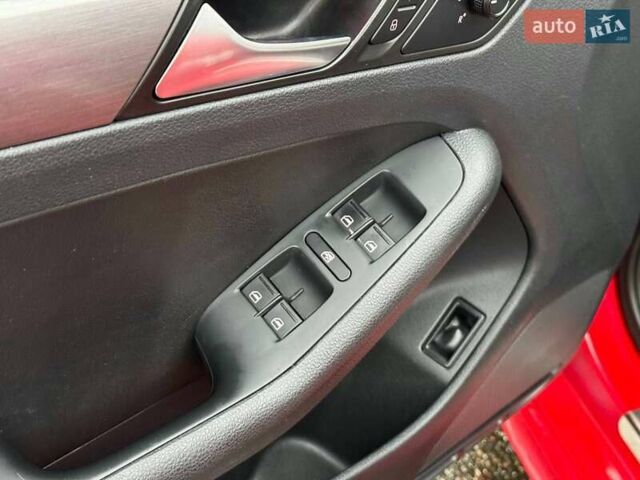 Красный Фольксваген Джетта, объемом двигателя 1.8 л и пробегом 135 тыс. км за 11300 $, фото 35 на Automoto.ua