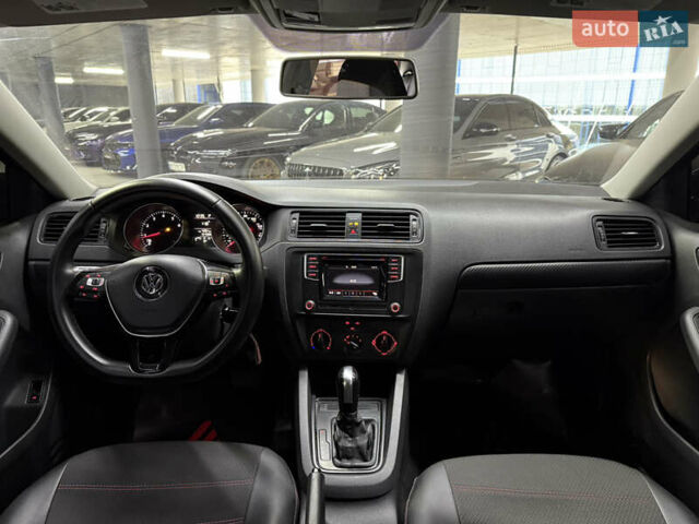 Червоний Фольксваген Джетта, об'ємом двигуна 1.39 л та пробігом 209 тис. км за 9900 $, фото 25 на Automoto.ua