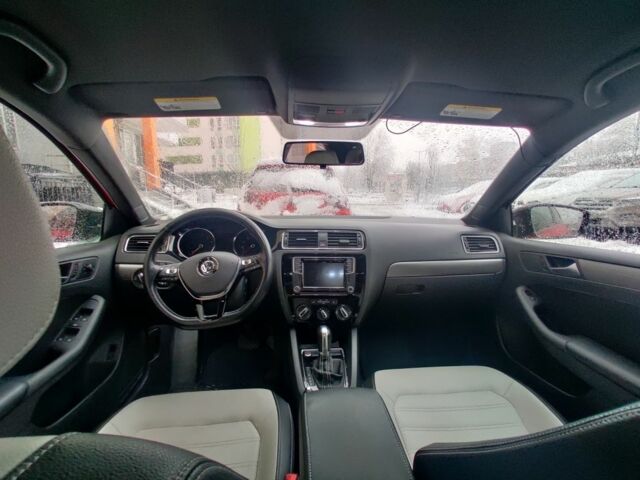 Красный Фольксваген Джетта, объемом двигателя 1.8 л и пробегом 139 тыс. км за 12500 $, фото 7 на Automoto.ua