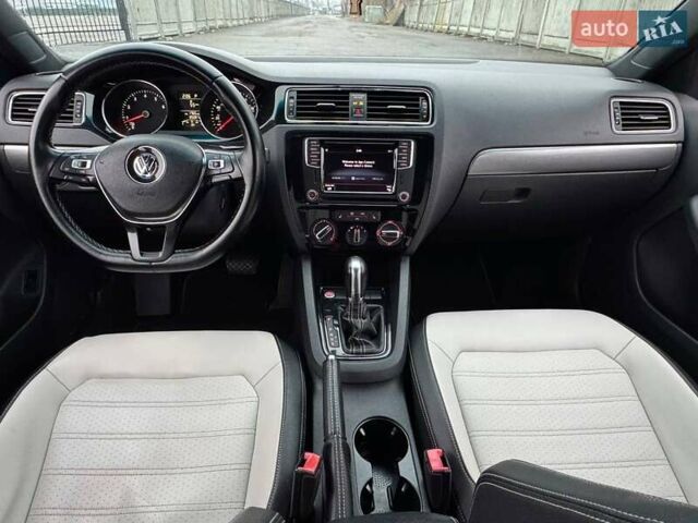 Красный Фольксваген Джетта, объемом двигателя 1.8 л и пробегом 135 тыс. км за 11300 $, фото 24 на Automoto.ua