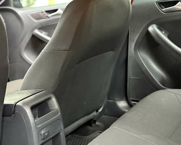 Фольксваген Джетта 2016 в Сумах на Automoto.ua Красный Фольксваген Джетта, объемом двигателя 1.4 л и пробегом 105 тыс. км за 10200 $, фото 24 на Automoto.ua