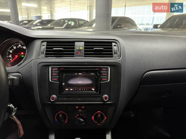 Червоний Фольксваген Джетта, об'ємом двигуна 1.39 л та пробігом 209 тис. км за 9900 $, фото 26 на Automoto.ua