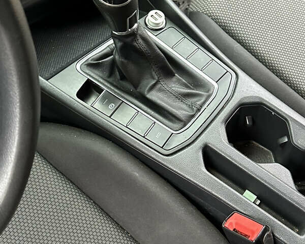 Красный Фольксваген Джетта, объемом двигателя 1.4 л и пробегом 154 тыс. км за 9990 $, фото 24 на Automoto.ua