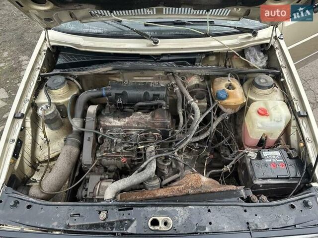 Желтый Фольксваген Джетта, объемом двигателя 1.6 л и пробегом 368 тыс. км за 950 $, фото 3 на Automoto.ua