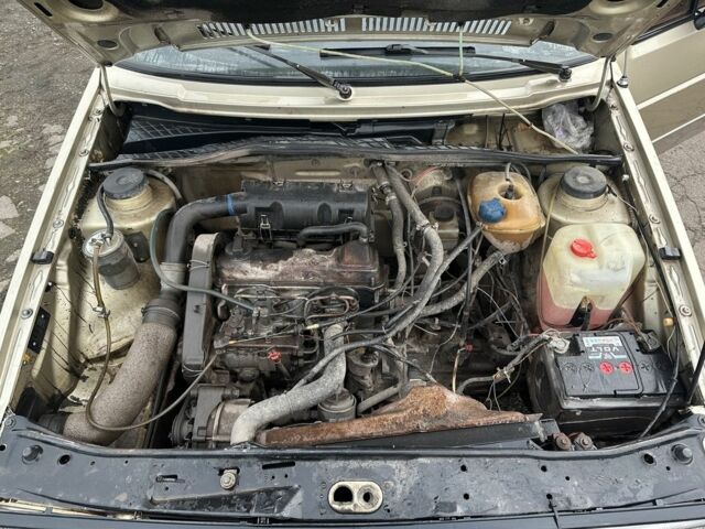 Желтый Фольксваген Джетта, объемом двигателя 1.6 л и пробегом 368 тыс. км за 950 $, фото 5 на Automoto.ua