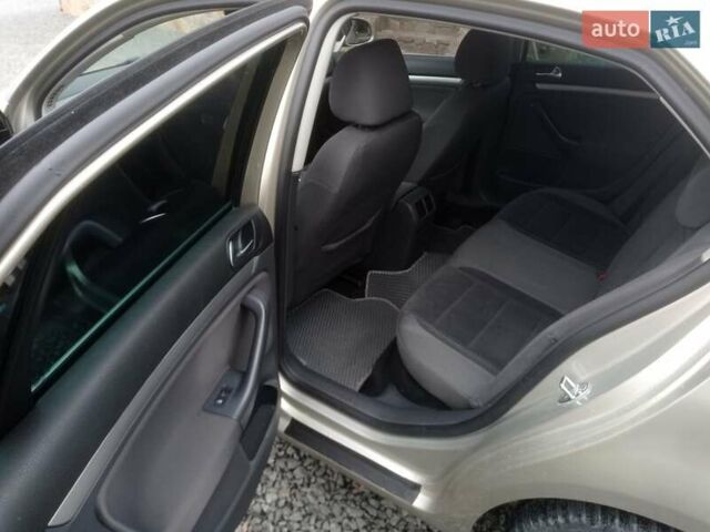 Желтый Фольксваген Джетта, объемом двигателя 2 л и пробегом 209 тыс. км за 5300 $, фото 11 на Automoto.ua