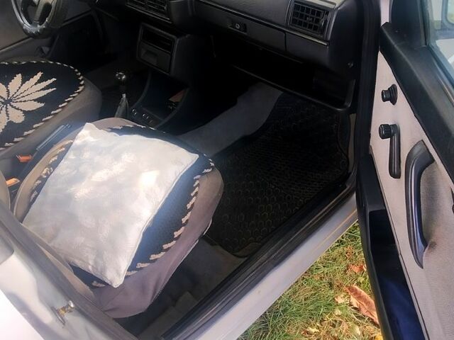 Серый Фольксваген Джетта, объемом двигателя 1.8 л и пробегом 380 тыс. км за 1600 $, фото 5 на Automoto.ua