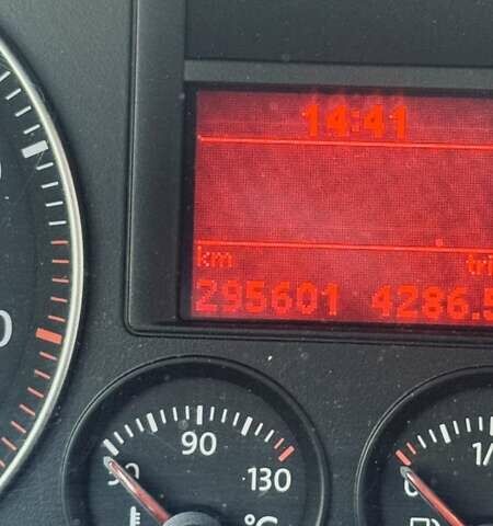 Сірий Фольксваген Джетта, об'ємом двигуна 1.6 л та пробігом 290 тис. км за 5000 $, фото 2 на Automoto.ua