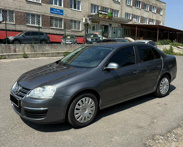 Серый Фольксваген Джетта, объемом двигателя 1.6 л и пробегом 255 тыс. км за 5800 $, фото 1 на Automoto.ua