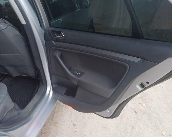 Фольксваген Джетта 2005 в Ахтырке на Automoto.ua Серый Фольксваген Джетта, объемом двигателя 1.6 л и пробегом 205 тыс. км за 6800 $, фото 2 на Automoto.ua
