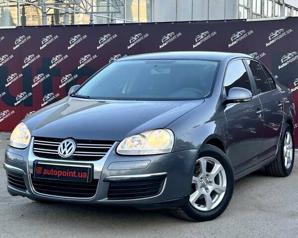 Сірий Фольксваген Джетта, об'ємом двигуна 1.6 л та пробігом 255 тис. км за 6500 $, фото 2 на Automoto.ua