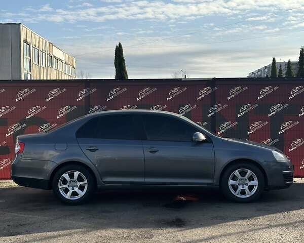 Сірий Фольксваген Джетта, об'ємом двигуна 1.6 л та пробігом 255 тис. км за 6200 $, фото 3 на Automoto.ua