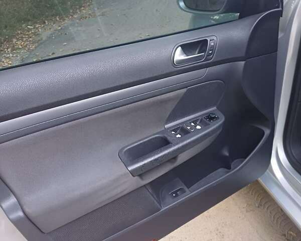 Фольксваген Джетта 2005 в Ахтырке на Automoto.ua Серый Фольксваген Джетта, объемом двигателя 1.6 л и пробегом 205 тыс. км за 6800 $, фото 3 на Automoto.ua