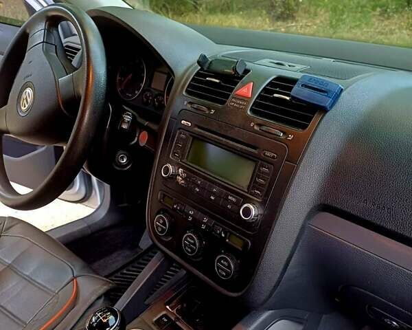 Фольксваген Джетта 2005 в Ахтырке на Automoto.ua Серый Фольксваген Джетта, объемом двигателя 1.6 л и пробегом 205 тыс. км за 6800 $, фото 6 на Automoto.ua