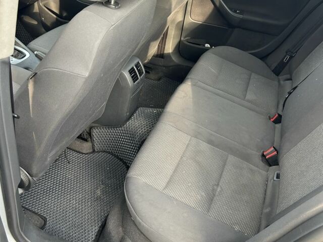 Серый Фольксваген Джетта, объемом двигателя 1.6 л и пробегом 280 тыс. км за 5200 $, фото 5 на Automoto.ua