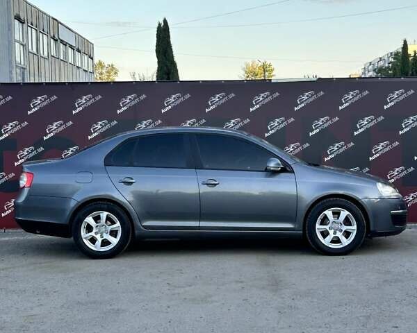 Сірий Фольксваген Джетта, об'ємом двигуна 1.6 л та пробігом 255 тис. км за 6500 $, фото 3 на Automoto.ua