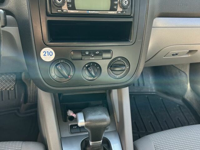 Серый Фольксваген Джетта, объемом двигателя 1.6 л и пробегом 188 тыс. км за 5100 $, фото 8 на Automoto.ua