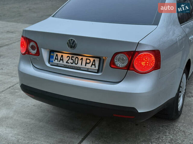 Серый Фольксваген Джетта, объемом двигателя 1.6 л и пробегом 250 тыс. км за 5750 $, фото 4 на Automoto.ua
