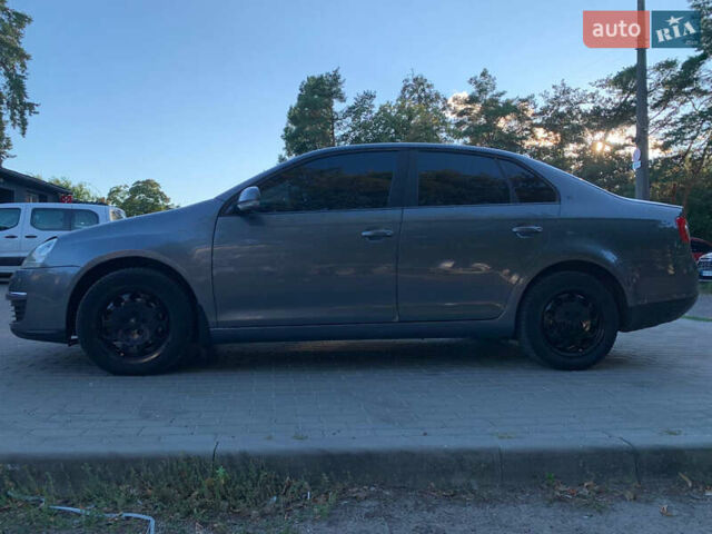 Серый Фольксваген Джетта, объемом двигателя 1.6 л и пробегом 205 тыс. км за 5500 $, фото 3 на Automoto.ua