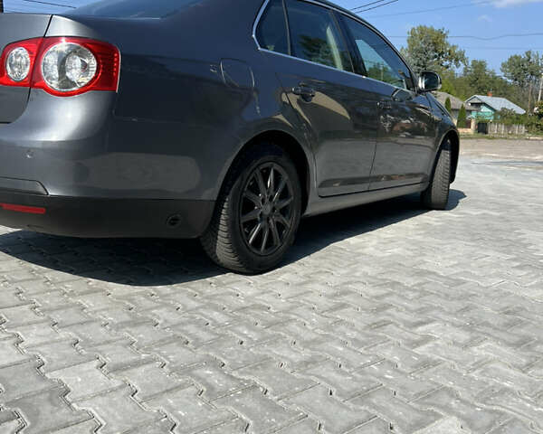 Сірий Фольксваген Джетта, об'ємом двигуна 1.6 л та пробігом 174 тис. км за 5750 $, фото 2 на Automoto.ua