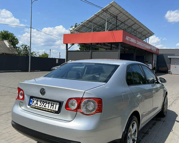 Серый Фольксваген Джетта, объемом двигателя 1.6 л и пробегом 327 тыс. км за 5300 $, фото 2 на Automoto.ua