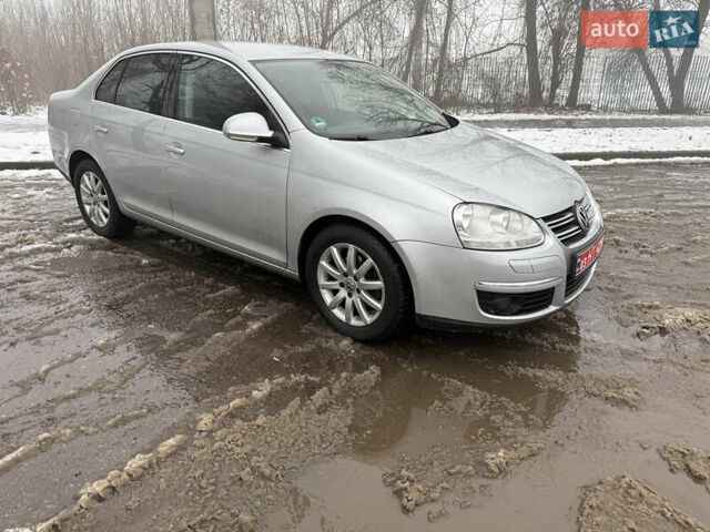 Сірий Фольксваген Джетта, об'ємом двигуна 1.6 л та пробігом 256 тис. км за 7000 $, фото 2 на Automoto.ua