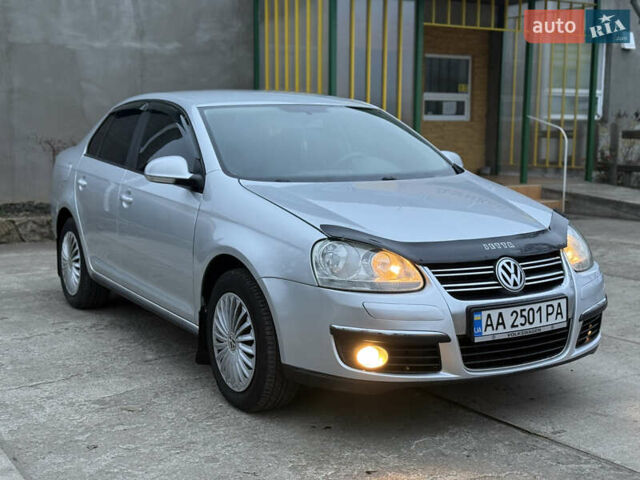 Серый Фольксваген Джетта, объемом двигателя 1.6 л и пробегом 250 тыс. км за 5750 $, фото 2 на Automoto.ua