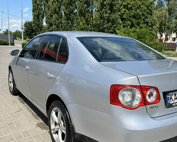 Серый Фольксваген Джетта, объемом двигателя 1.6 л и пробегом 327 тыс. км за 5300 $, фото 1 на Automoto.ua