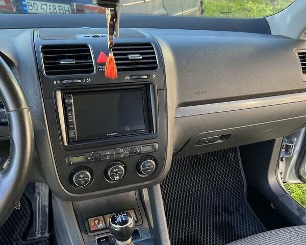 Серый Фольксваген Джетта, объемом двигателя 1.6 л и пробегом 250 тыс. км за 5100 $, фото 2 на Automoto.ua