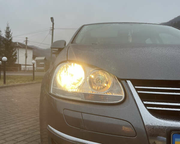 Серый Фольксваген Джетта, объемом двигателя 1.6 л и пробегом 180 тыс. км за 5900 $, фото 64 на Automoto.ua