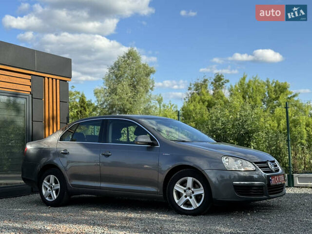 Серый Фольксваген Джетта, объемом двигателя 1.6 л и пробегом 219 тыс. км за 5999 $, фото 1 на Automoto.ua