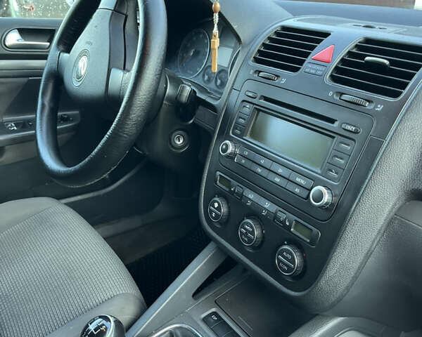 Серый Фольксваген Джетта, объемом двигателя 1.6 л и пробегом 290 тыс. км за 4700 $, фото 1 на Automoto.ua