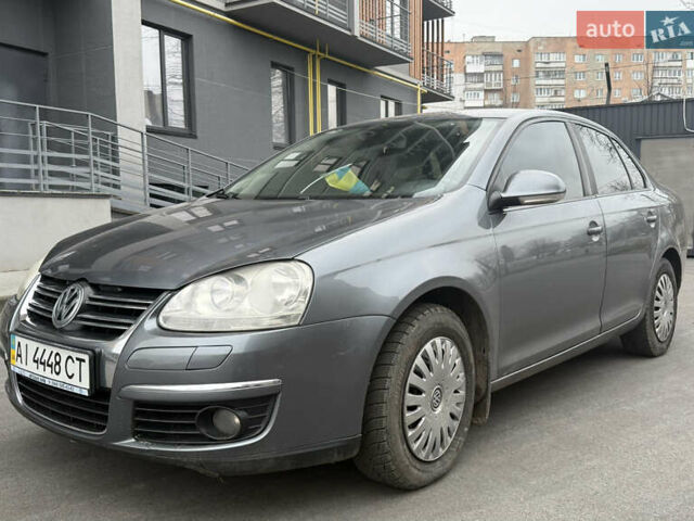 Сірий Фольксваген Джетта, об'ємом двигуна 1.6 л та пробігом 292 тис. км за 4700 $, фото 1 на Automoto.ua