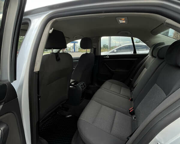 Серый Фольксваген Джетта, объемом двигателя 1.6 л и пробегом 327 тыс. км за 5300 $, фото 6 на Automoto.ua