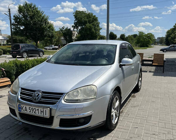 Серый Фольксваген Джетта, объемом двигателя 1.6 л и пробегом 327 тыс. км за 5300 $, фото 3 на Automoto.ua