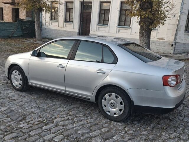 Фольксваген Джетта 2006 в Каменце-Подольском на Automoto.ua Серый Фольксваген Джетта, объемом двигателя 1.6 л и пробегом 290 тыс. км за 4799 $, фото 1 на Automoto.ua