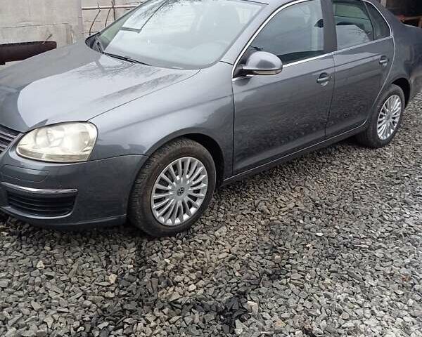 Серый Фольксваген Джетта, объемом двигателя 1.6 л и пробегом 235 тыс. км за 5600 $, фото 5 на Automoto.ua