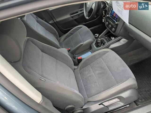 Серый Фольксваген Джетта, объемом двигателя 1.6 л и пробегом 228 тыс. км за 6450 $, фото 41 на Automoto.ua