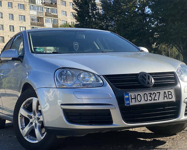 Серый Фольксваген Джетта, объемом двигателя 1.6 л и пробегом 240 тыс. км за 5999 $, фото 1 на Automoto.ua