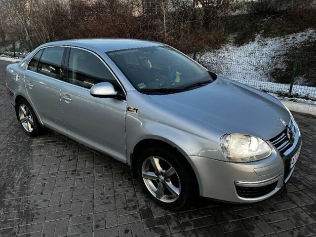 Сірий Фольксваген Джетта, об'ємом двигуна 1.6 л та пробігом 200 тис. км за 6000 $, фото 1 на Automoto.ua