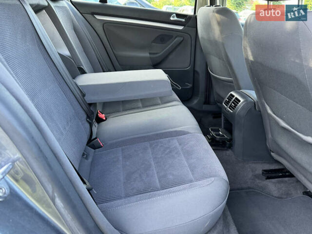 Серый Фольксваген Джетта, объемом двигателя 1.6 л и пробегом 219 тыс. км за 5999 $, фото 18 на Automoto.ua