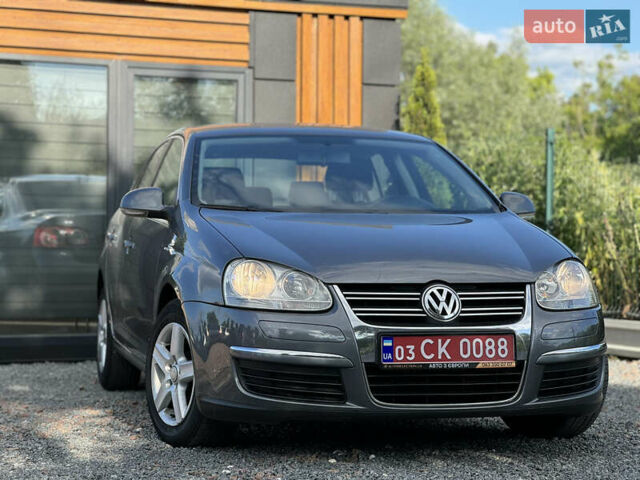 Серый Фольксваген Джетта, объемом двигателя 1.6 л и пробегом 219 тыс. км за 5999 $, фото 2 на Automoto.ua