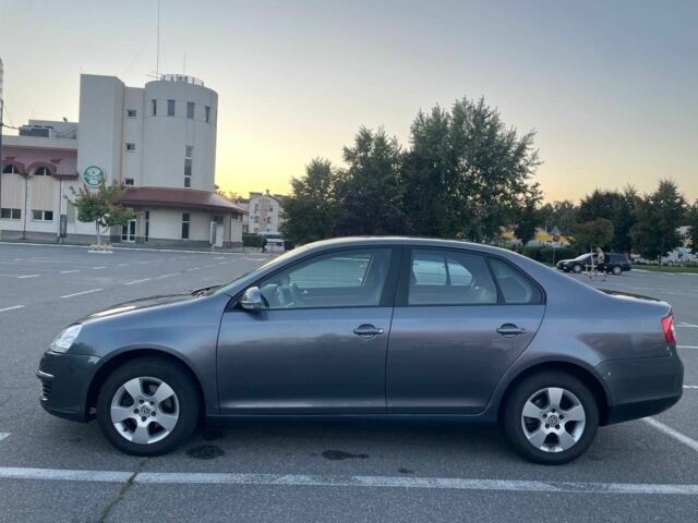 Серый Фольксваген Джетта, объемом двигателя 1.6 л и пробегом 150 тыс. км за 5500 $, фото 1 на Automoto.ua