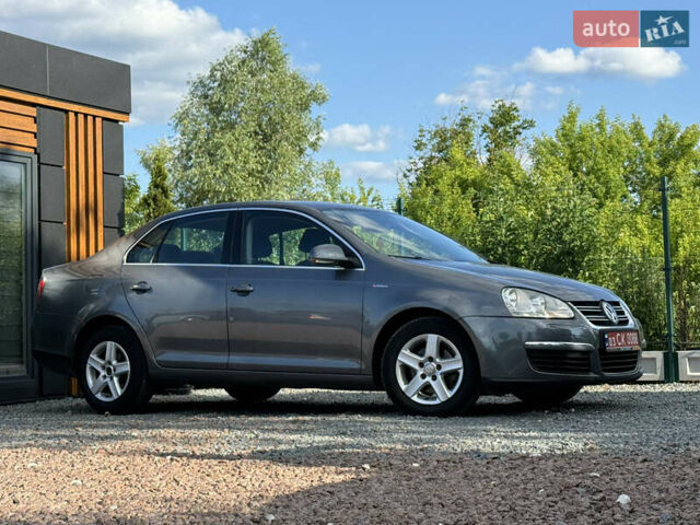 Серый Фольксваген Джетта, объемом двигателя 1.6 л и пробегом 219 тыс. км за 5999 $, фото 6 на Automoto.ua