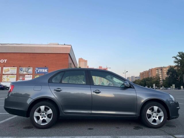 Серый Фольксваген Джетта, объемом двигателя 1.6 л и пробегом 150 тыс. км за 5500 $, фото 2 на Automoto.ua