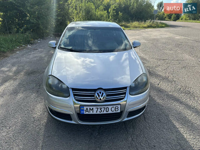 Серый Фольксваген Джетта, объемом двигателя 1.6 л и пробегом 227 тыс. км за 5950 $, фото 1 на Automoto.ua